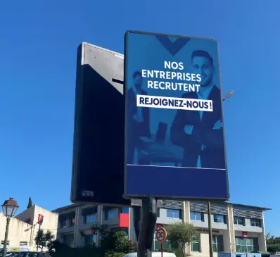 Image générée par IA pour indiquer que les entreprises de cailloux sur fontaines ont besoin de plus de soutien pour grandir